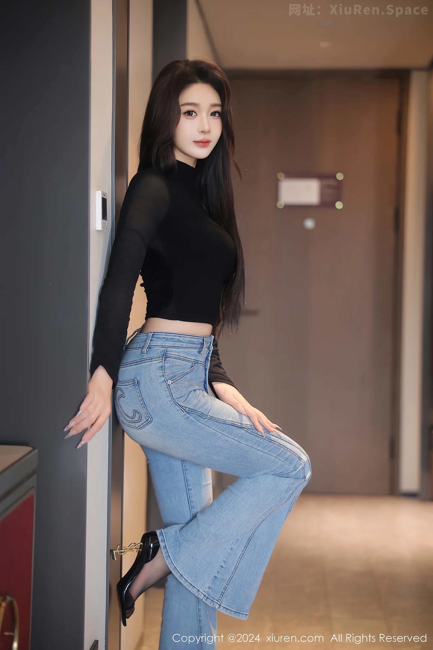 图片[4]-[XiuRen秀人网] VOL.9555 模特Candy糖糖性感黑色上衣露黑色内衣配超薄黑丝极致魅惑写真76P-秀人网官方网站